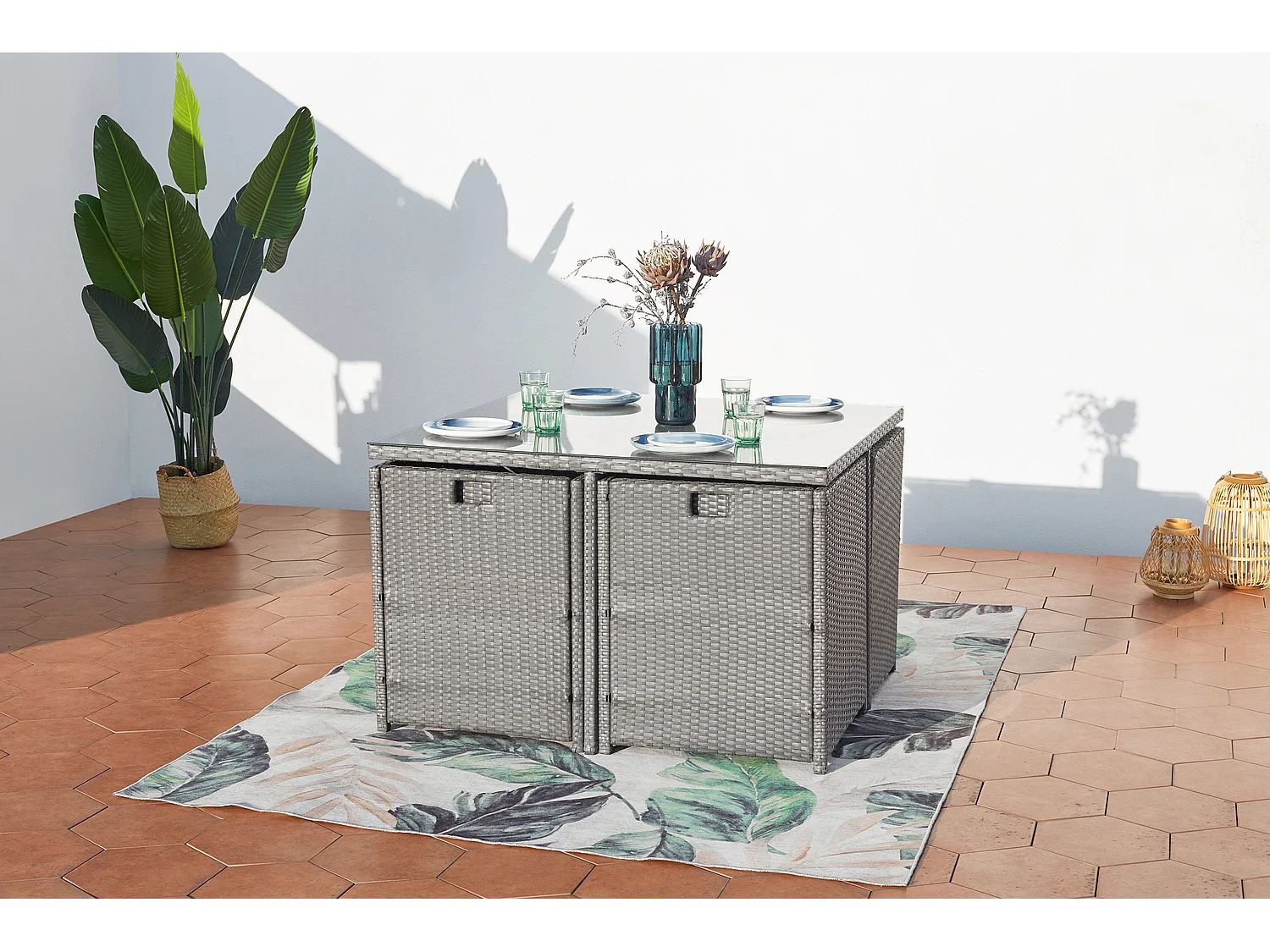 Tuinset 8 Plaatsen van Grijs/Wit Vlechtwerk - Verwijderbare Glazen Tafel - Stabiele en Comfortabele Stoelen