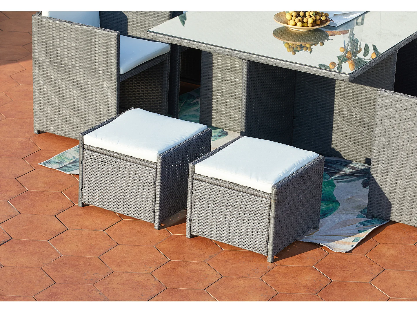 Tuinset 8 Plaatsen van Grijs/Wit Vlechtwerk - Verwijderbare Glazen Tafel - Stabiele en Comfortabele Stoelen