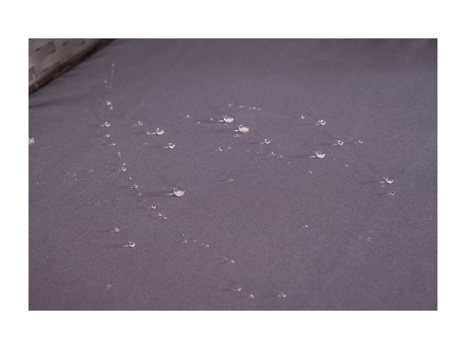 Salon de jardin 4 places en résine tressée noir et gris MYKONOS