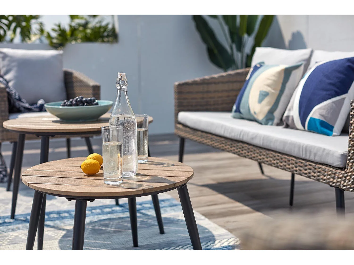 Loungeset Tibouta 5 plaatsen van gevlochten hars met schuine poten