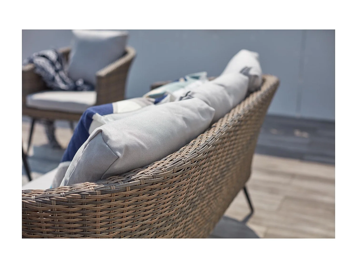 Salon de jardin scandinave 5 places en résine effet rotin et noir TIBOUTA