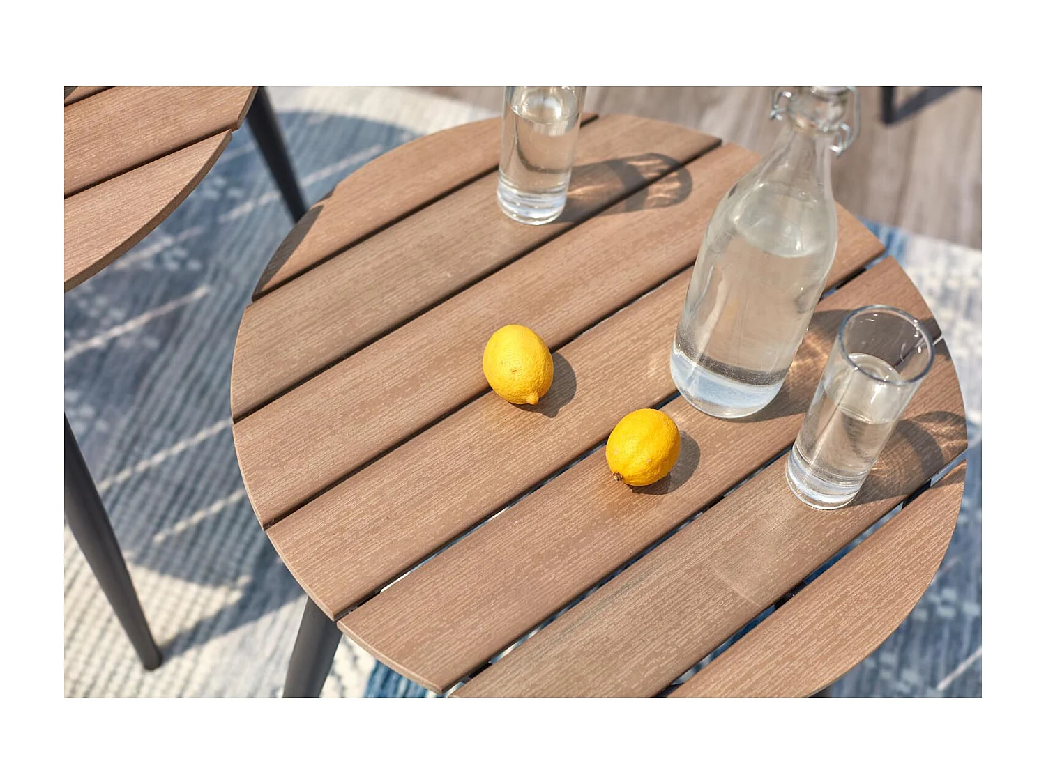 Salon de jardin scandinave 5 places en résine effet rotin et noir TIBOUTA