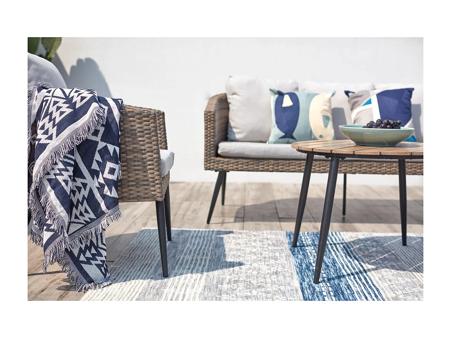 Salon de jardin scandinave 5 places en résine effet rotin et noir TIBOUTA