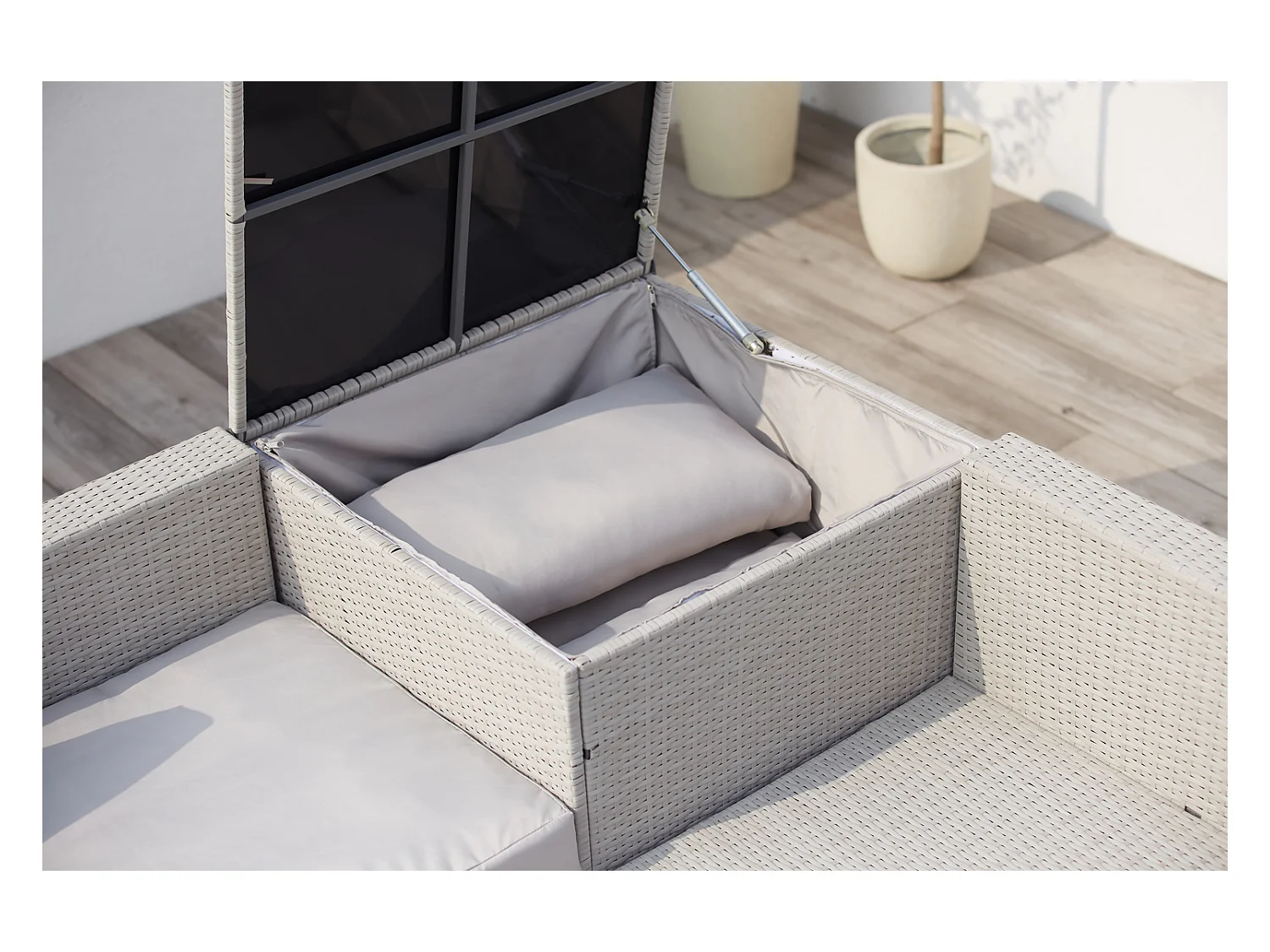 Salon de jardin en résine tressée 4 places avec coffre gris clair SILANG