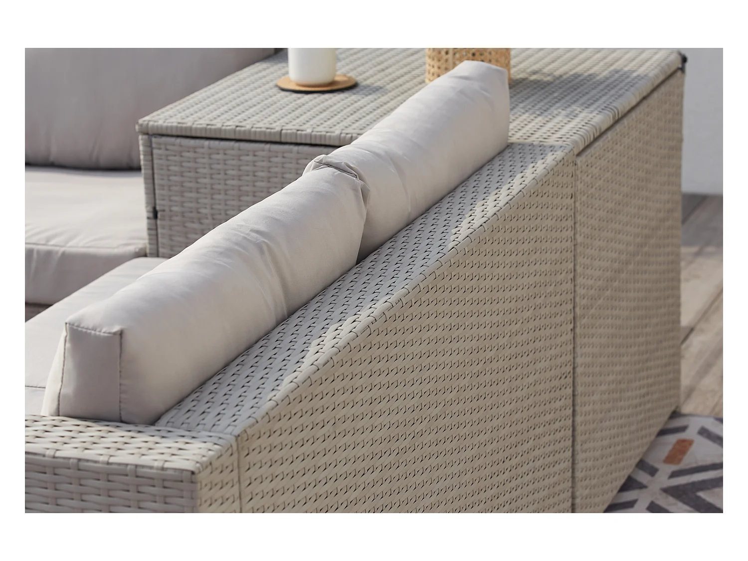 Salon de jardin en résine tressée 4 places avec coffre gris clair SILANG