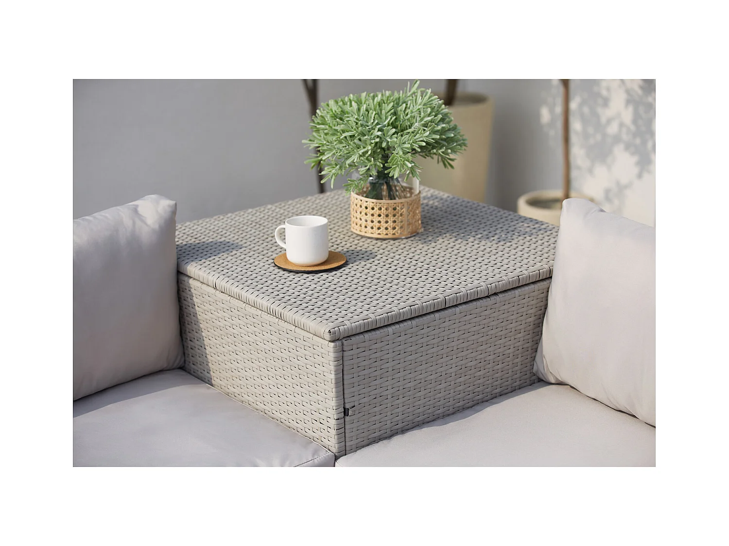 Salon de jardin en résine tressée 4 places avec coffre gris clair SILANG