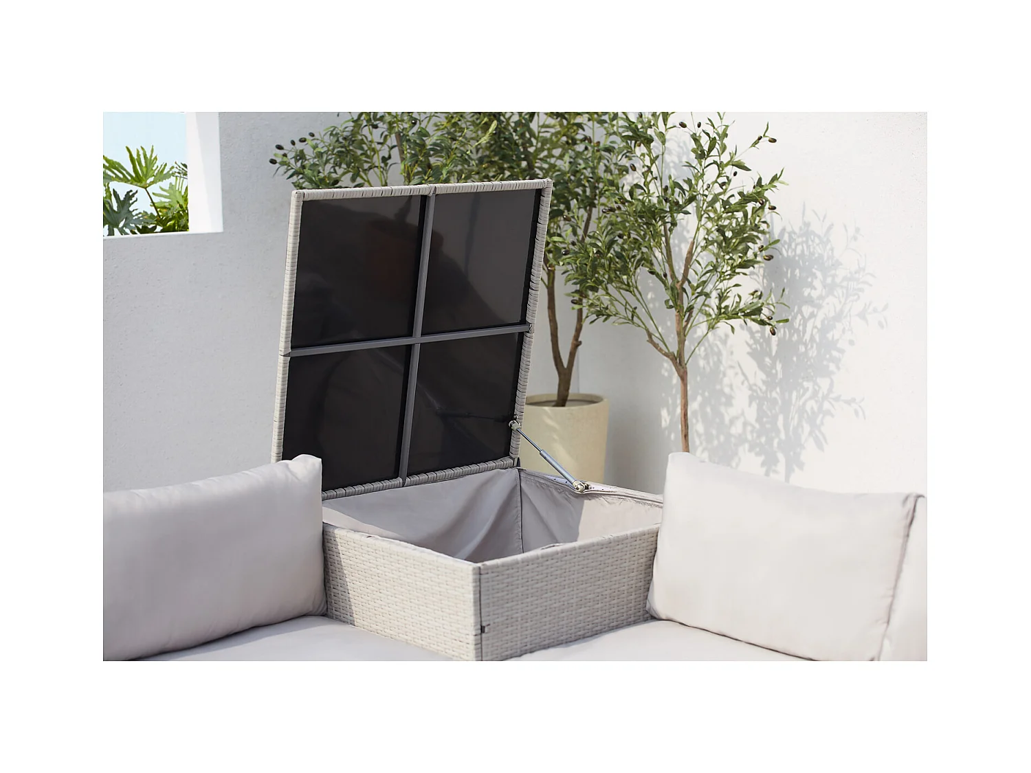 Salon de jardin en résine tressée 4 places avec coffre gris clair SILANG