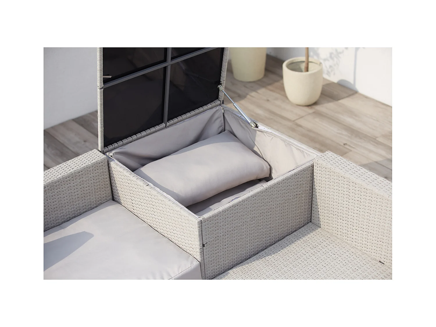 Salon de jardin en résine tressée 4 places avec coffre gris clair SILANG