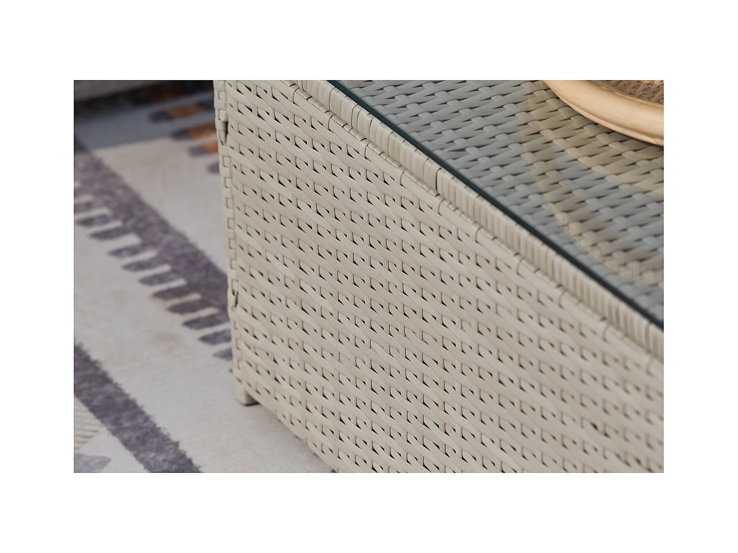 Salon de jardin en résine tressée 4 places avec coffre gris clair SILANG