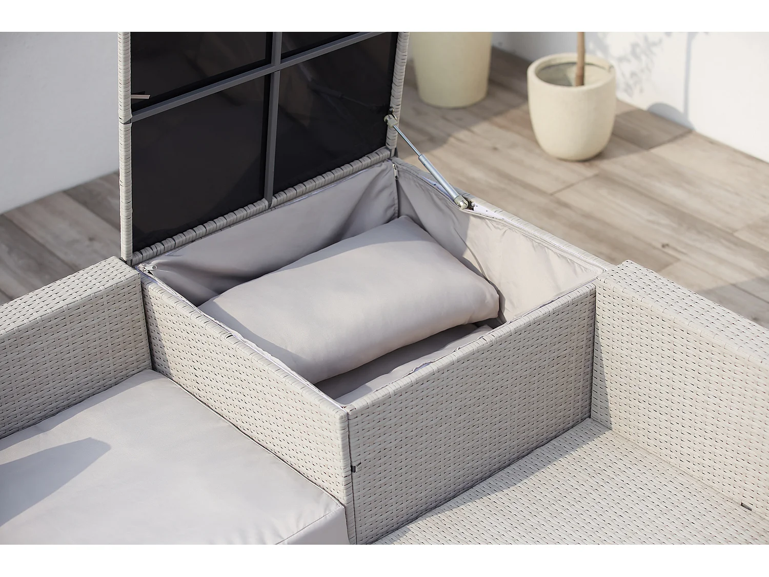 Salon de jardin en résine tressée 4 places avec coffre gris clair SILANG