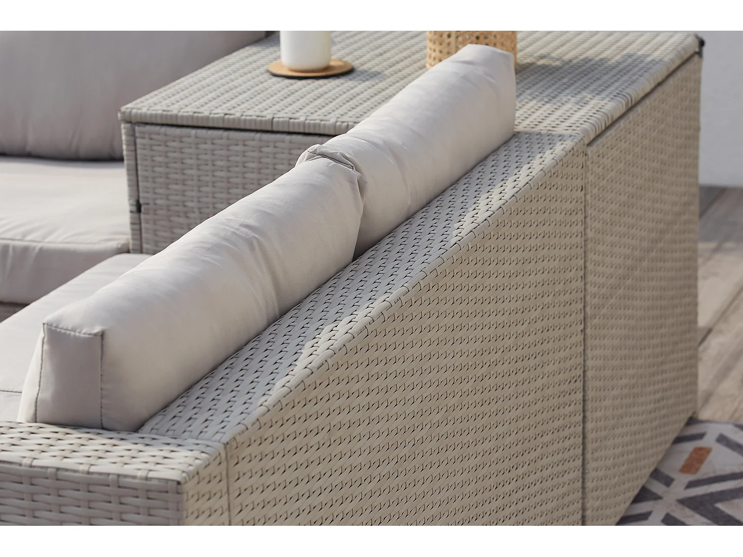 Salon de jardin en résine tressée 4 places avec coffre gris clair SILANG