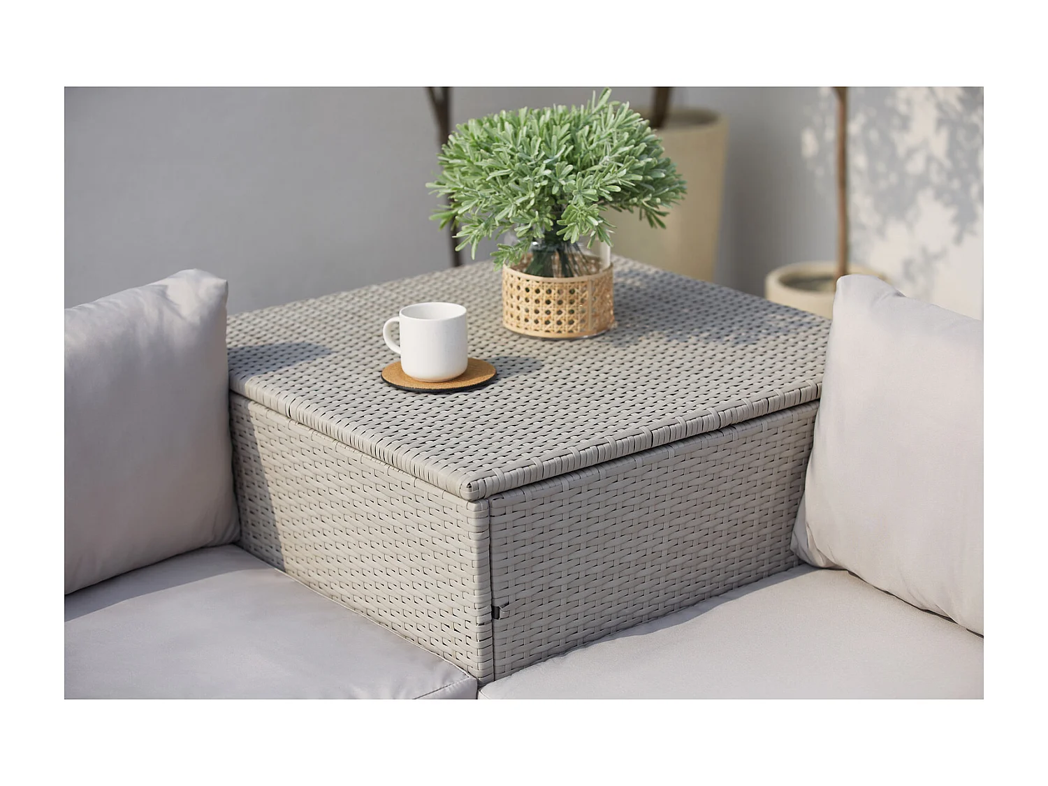 Salon de jardin en résine tressée 4 places avec coffre gris clair SILANG