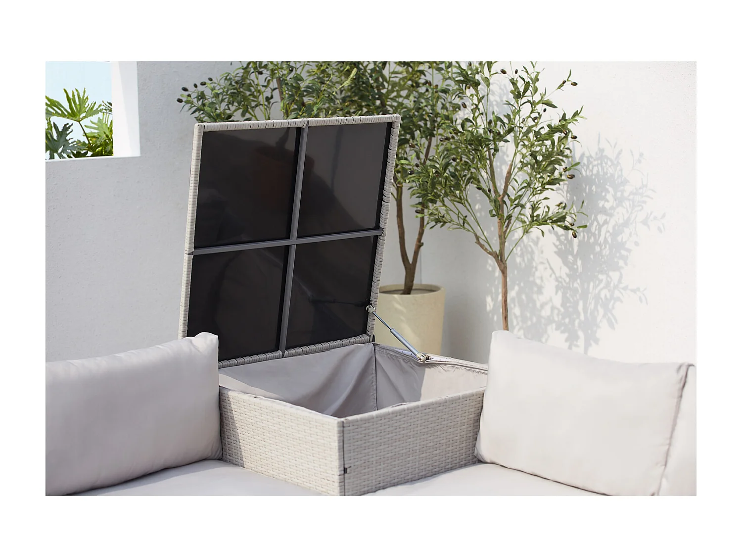 Salon de jardin en résine tressée 4 places avec coffre gris clair SILANG