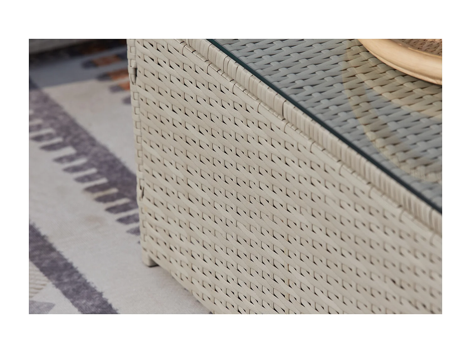 Salon de jardin en résine tressée 4 places avec coffre gris clair SILANG