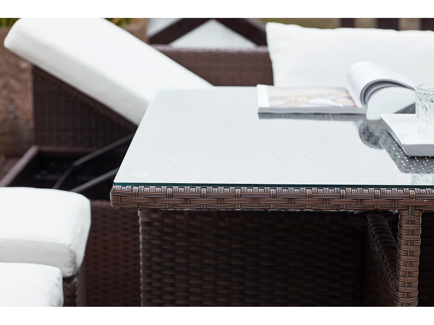 Salon de jardin encastrable 10 places en résine marron-blanc FIDJI