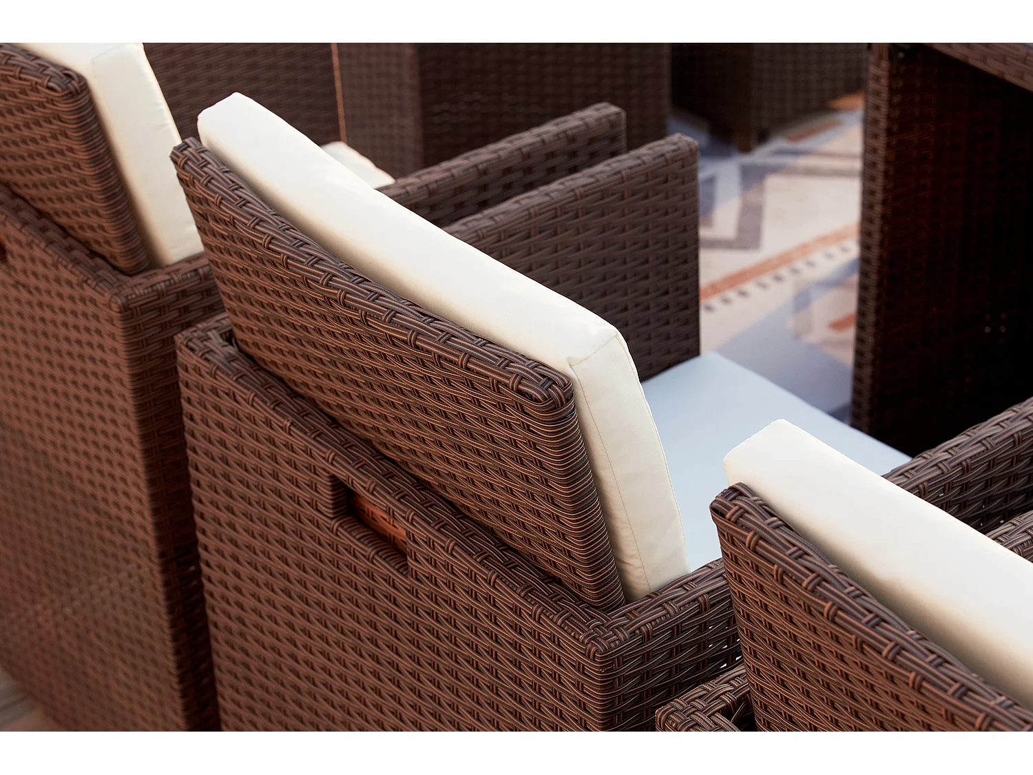 Table et chaises 10 places encastrables résine marron-blanc MONACO