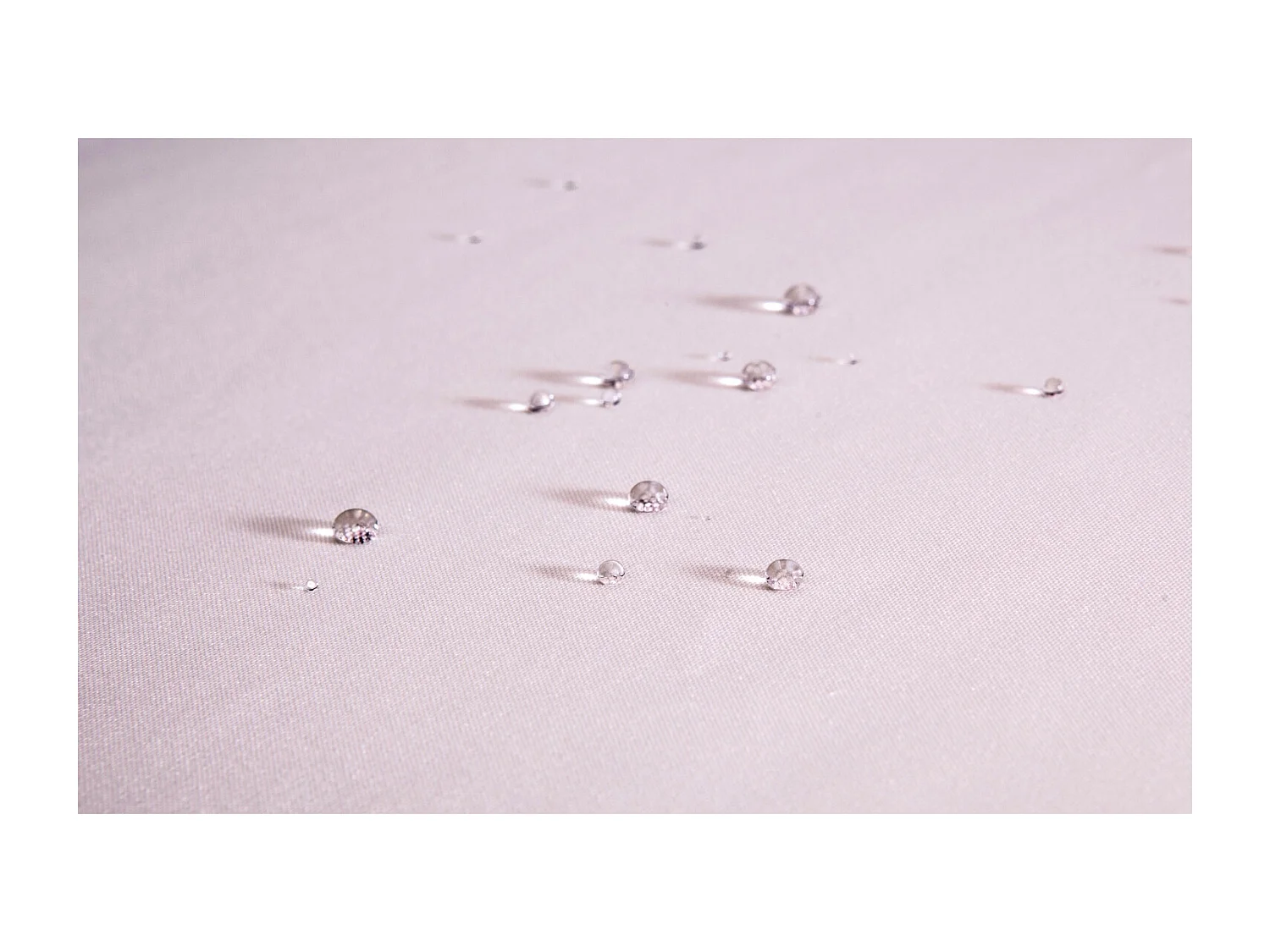 Salon de jardin 4 places en résine tressée Noir et blanc MYKONOS