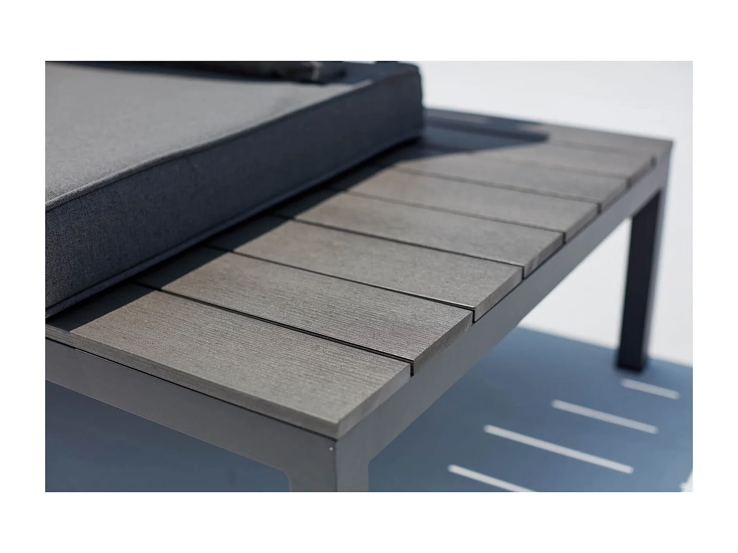 5-Sitzer Gartenmöbelset aus grauem Aluminium FIRA mit dunkelgrauen Kissen