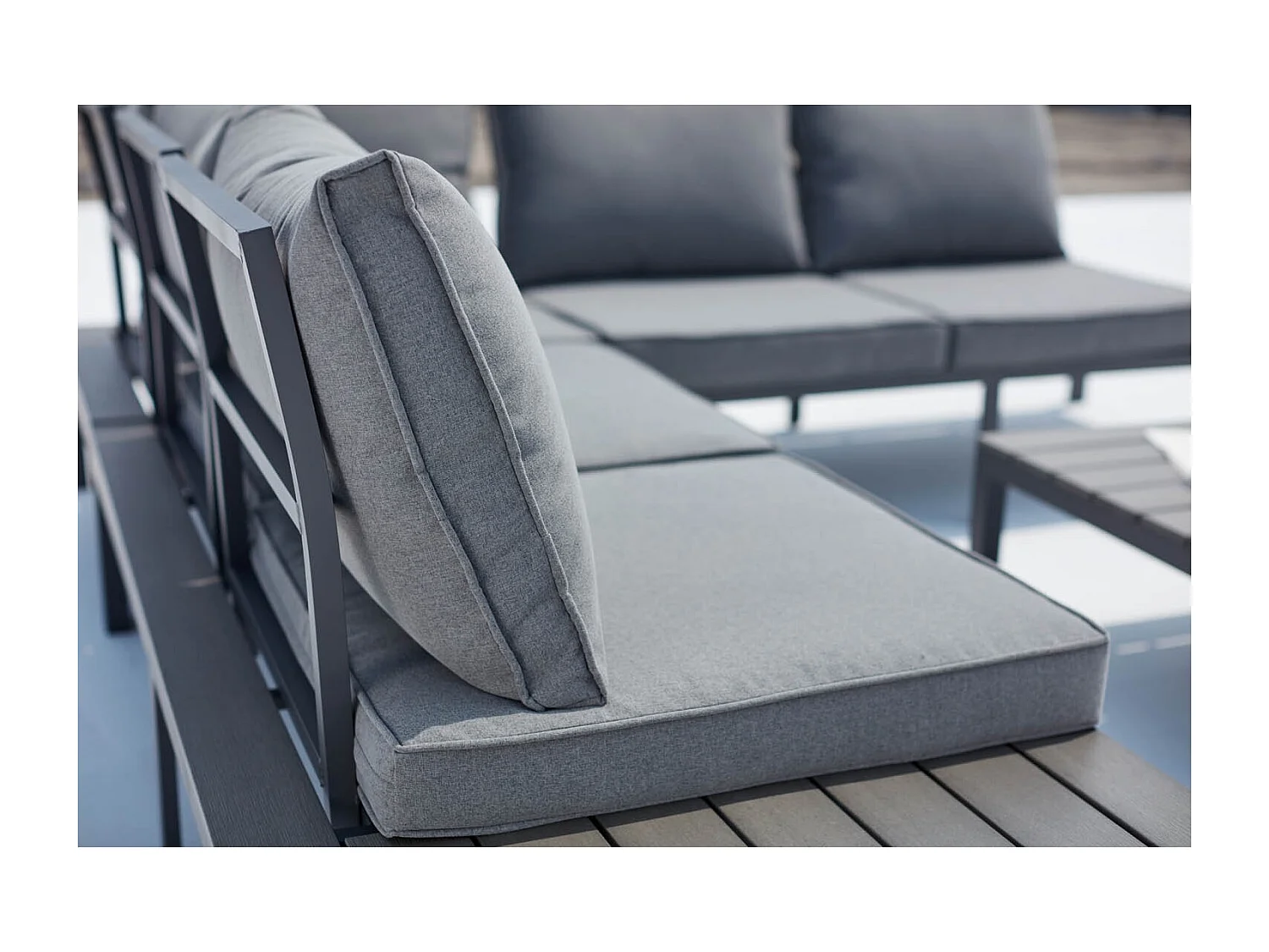 5-Sitzer Gartenmöbelset aus grauem Aluminium FIRA mit dunkelgrauen Kissen