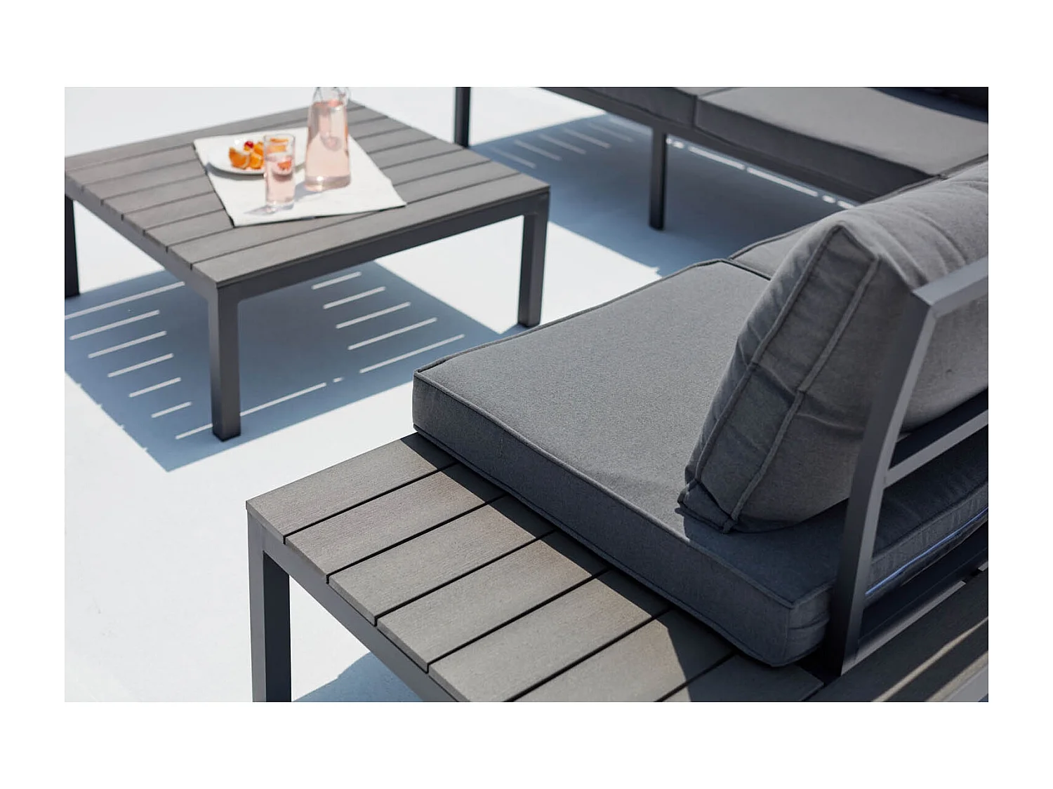 5-Sitzer Gartenmöbelset aus grauem Aluminium FIRA mit dunkelgrauen Kissen