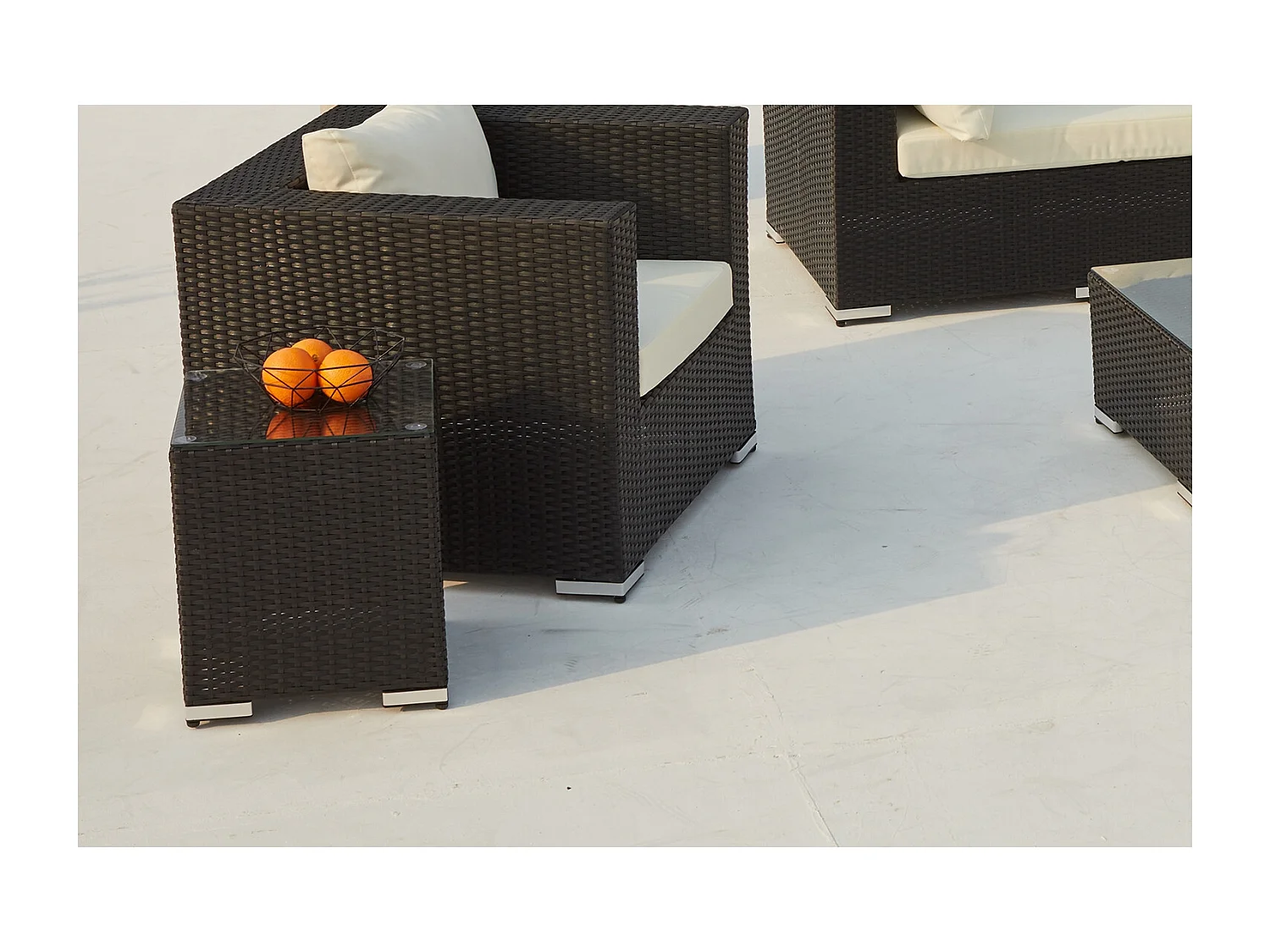 Salon de jardin 8 places en résine tressée noir et blanc SALENTO