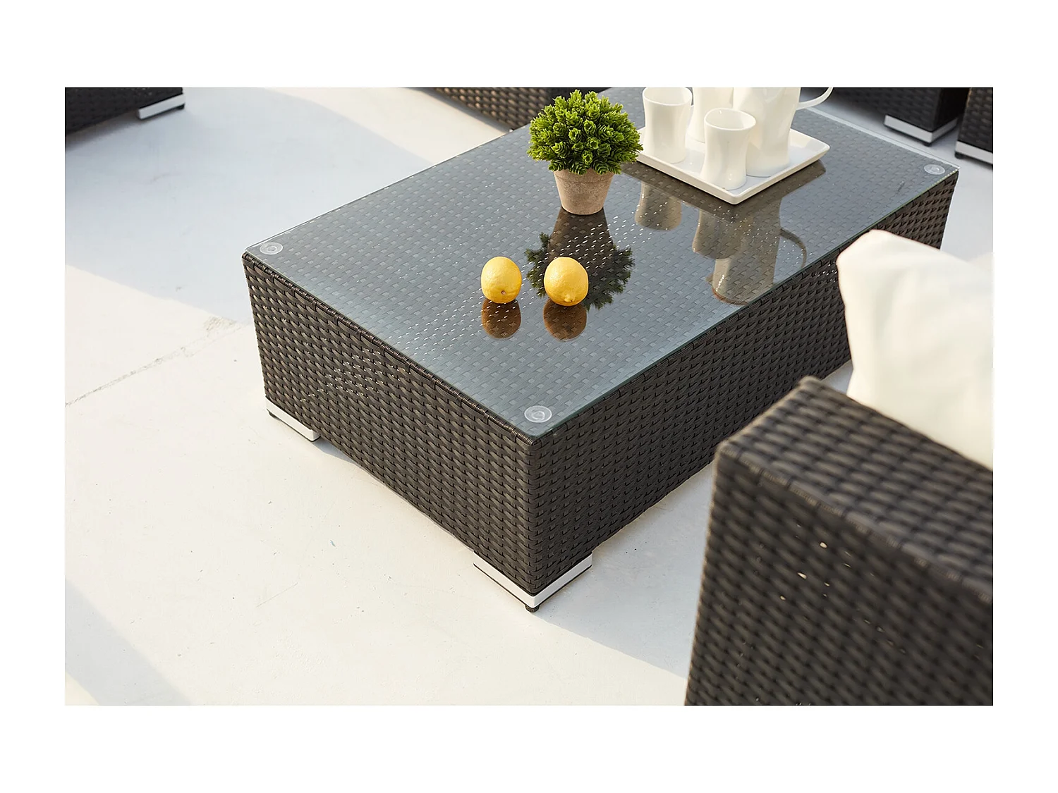 Salon de jardin 8 places en résine tressée noir et blanc SALENTO