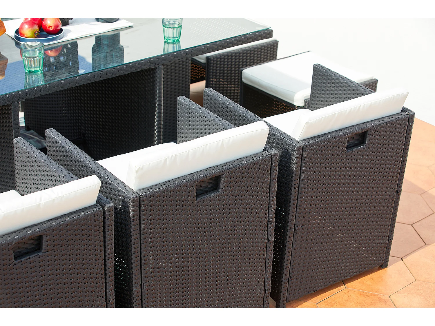 Table et chaises 10 places encastrables résine noir-blanc MIAMI