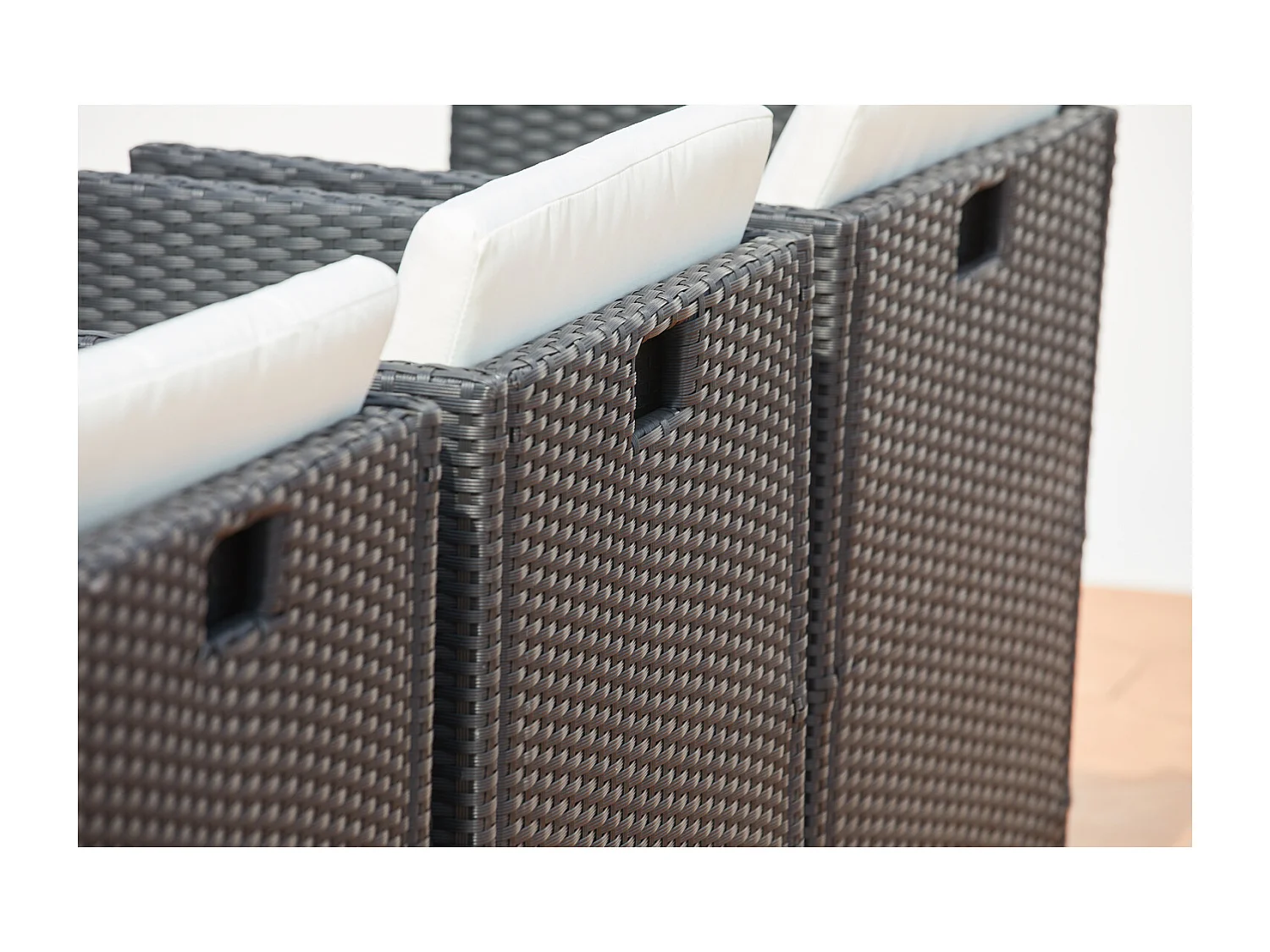 Table et chaises 10 places encastrables résine noir-blanc MIAMI