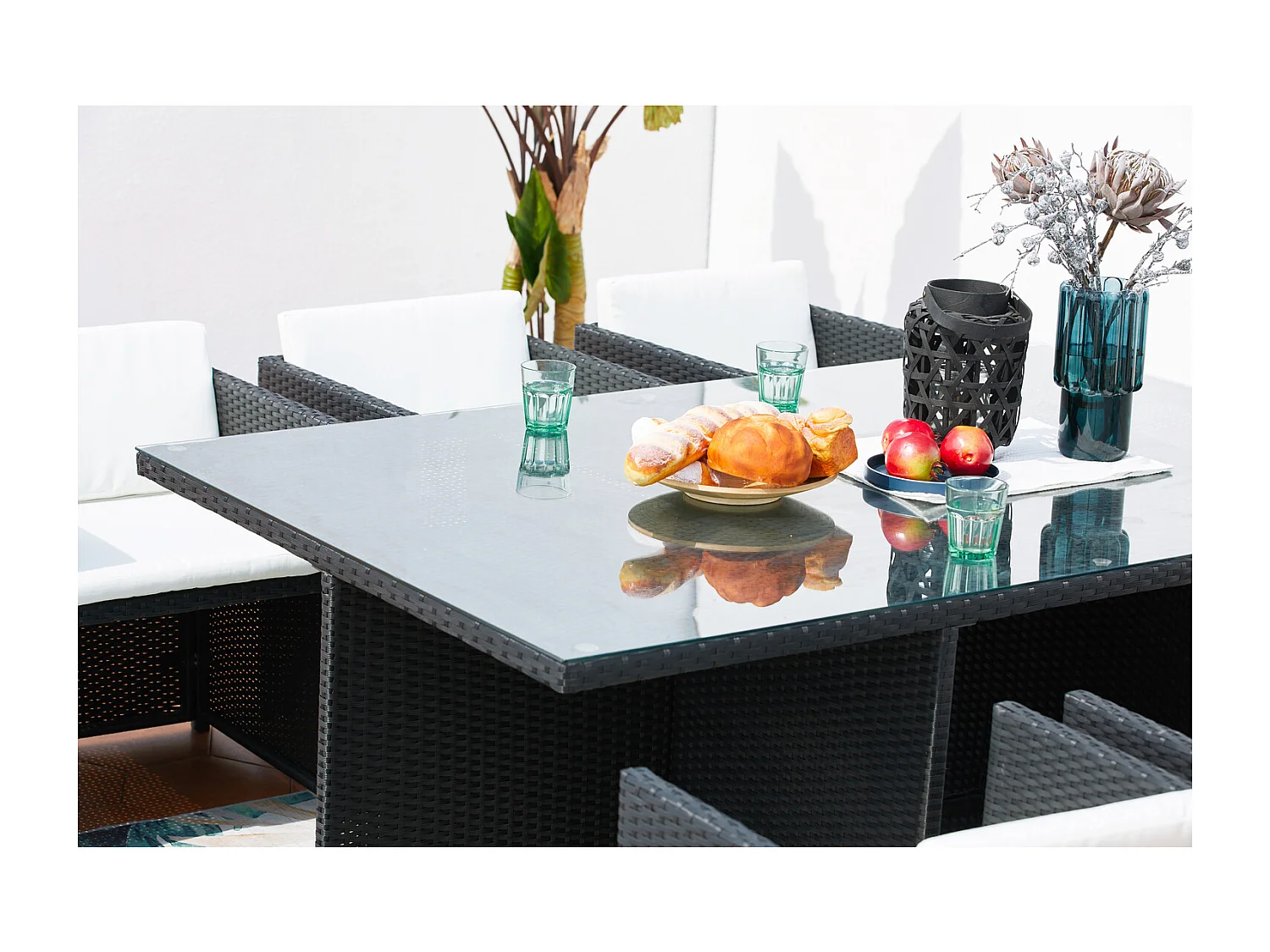 Table et chaises 10 places encastrables résine noir-blanc MIAMI