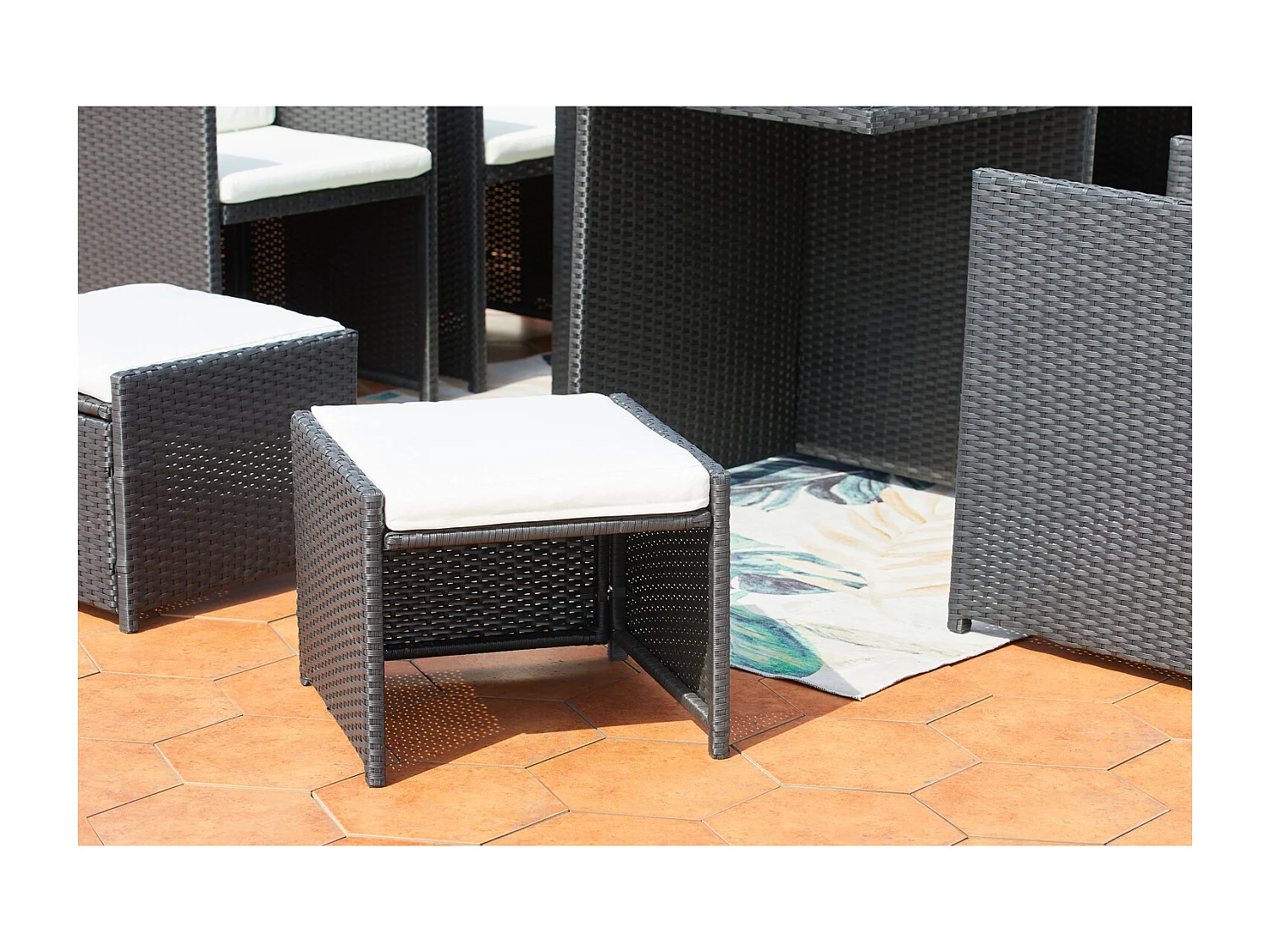 Table et chaises 10 places encastrables résine noir-blanc MIAMI