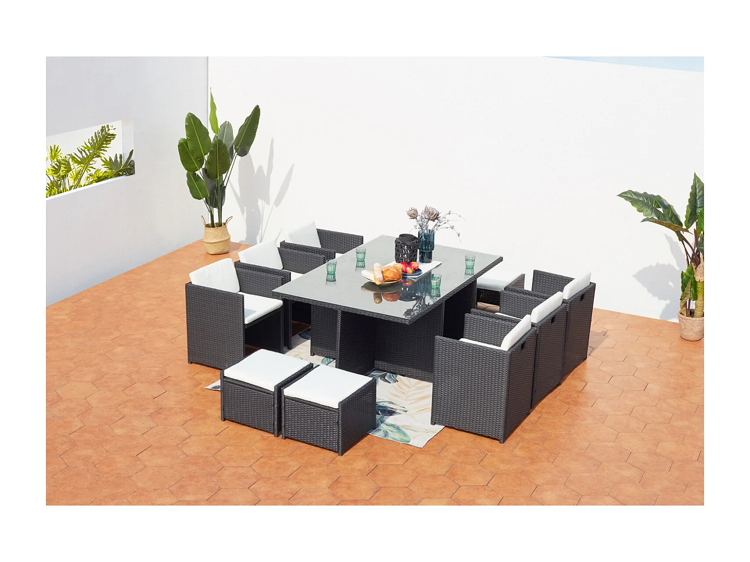 Table et chaises 10 places encastrables résine noir-blanc MIAMI