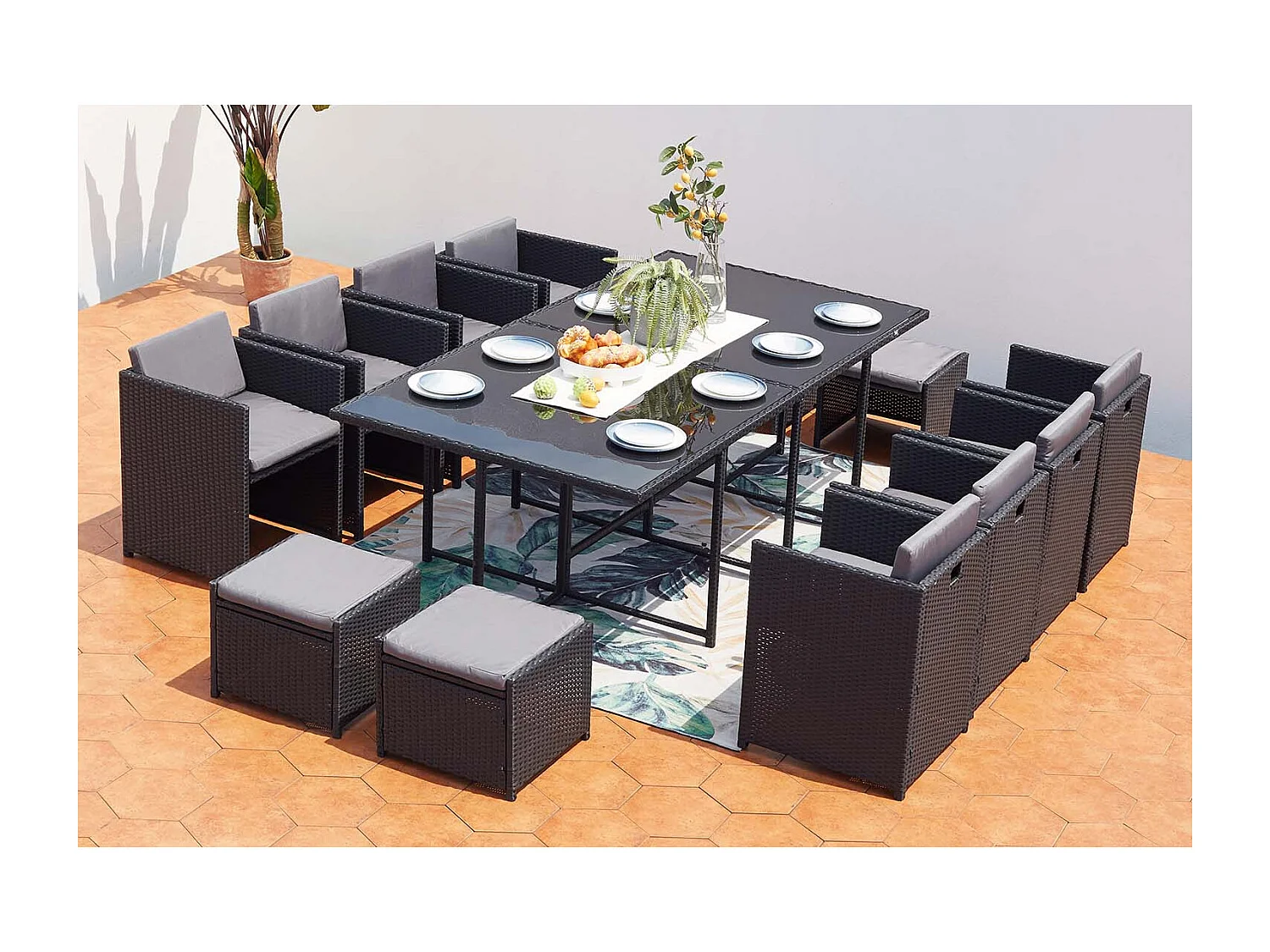 Table et chaises 12 places encastrables en résine noir-gris MIAMI