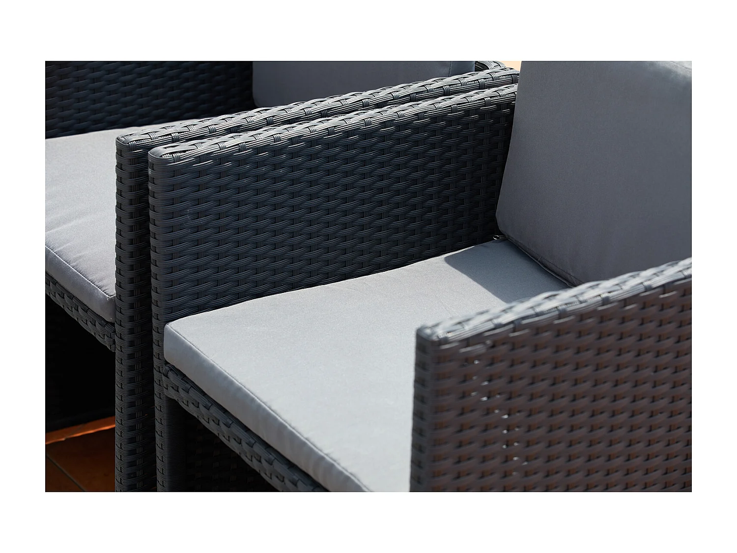 Table et chaises 12 places encastrables en résine noir-gris MIAMI