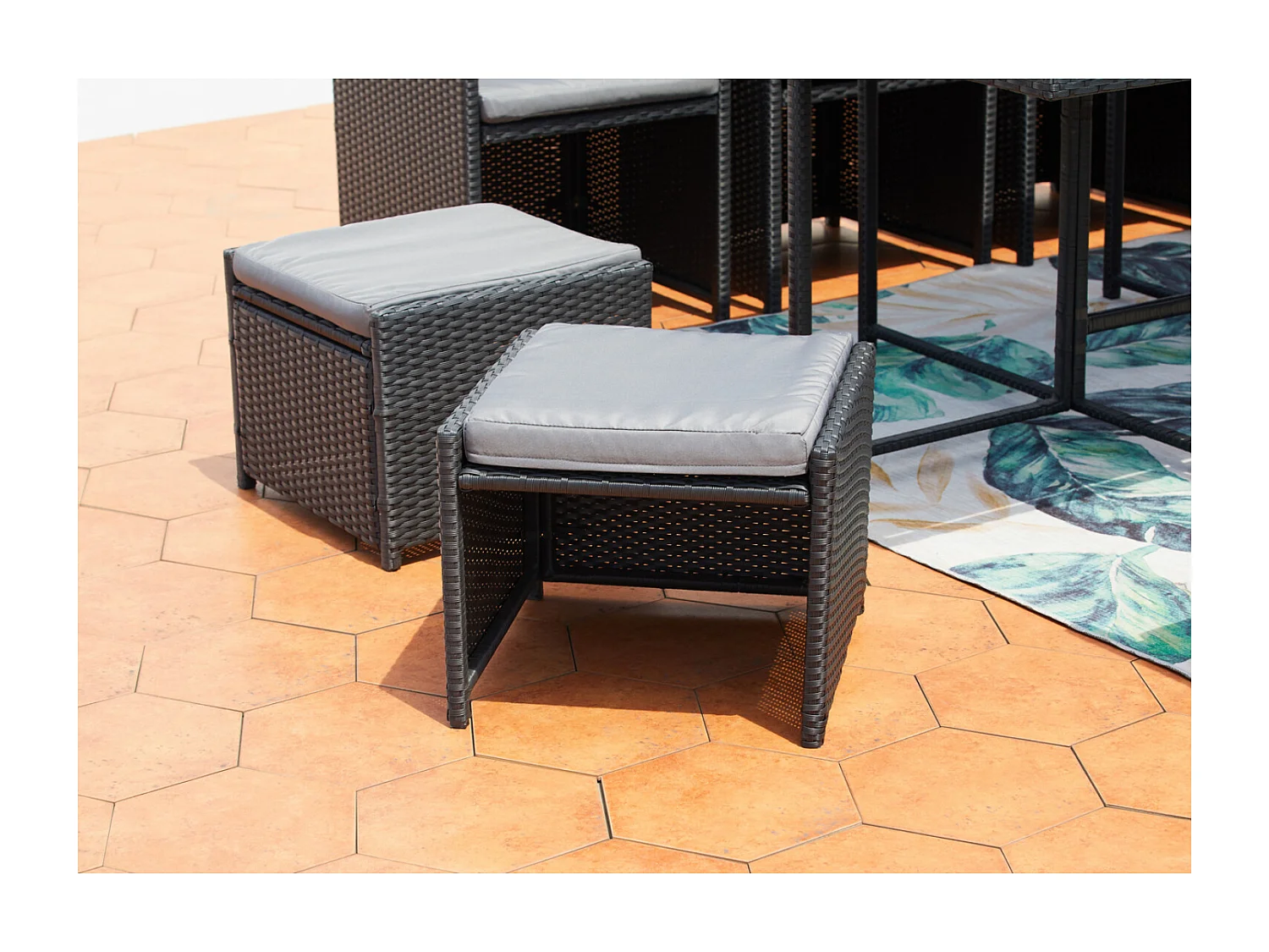 Table et chaises 12 places encastrables en résine noir-gris MIAMI