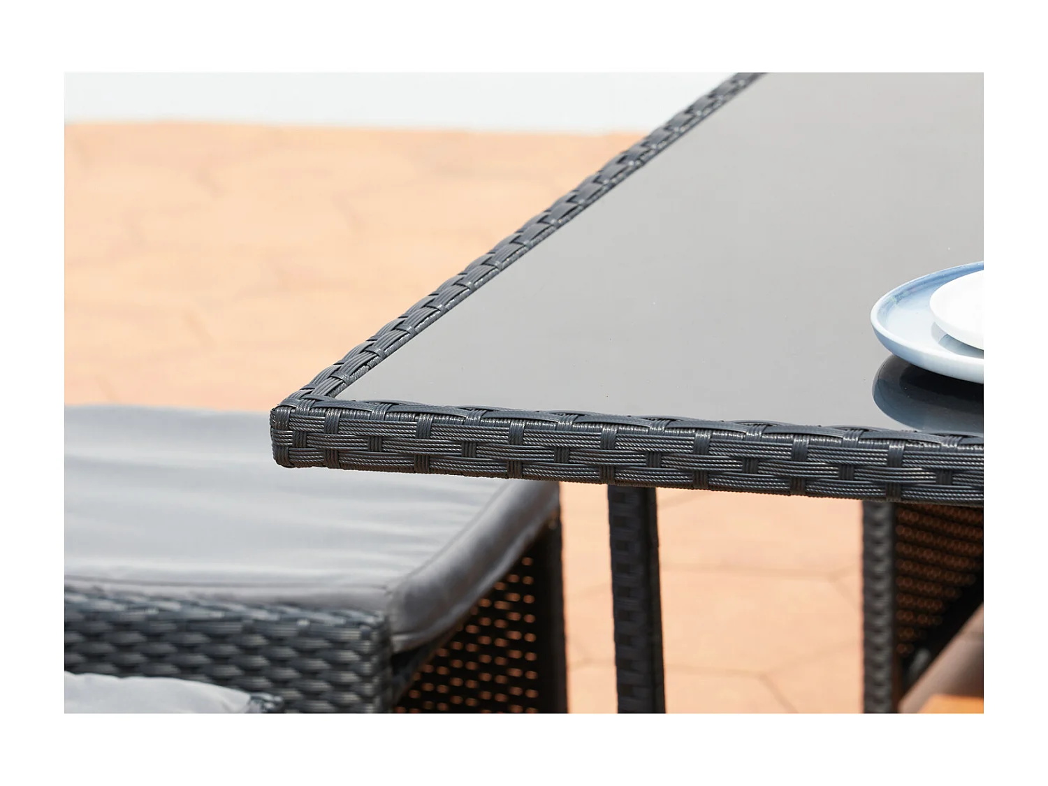 Table et chaises 12 places encastrables en résine noir-gris MIAMI