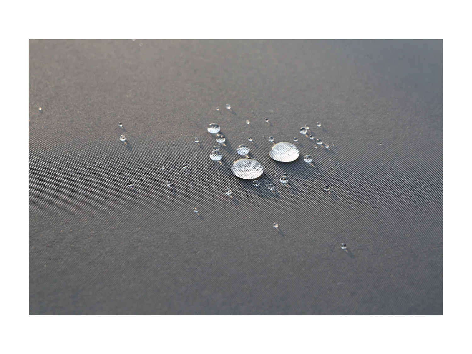 Table et chaises 12 places encastrables en résine noir-gris MIAMI