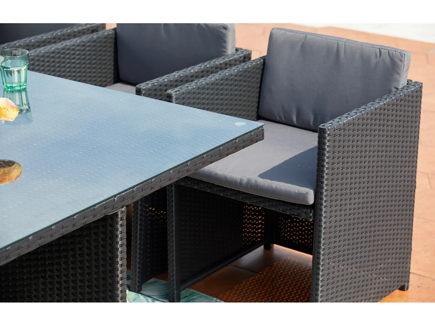 Table et chaises 10 places encastrables en résine noir-gris MIAMI