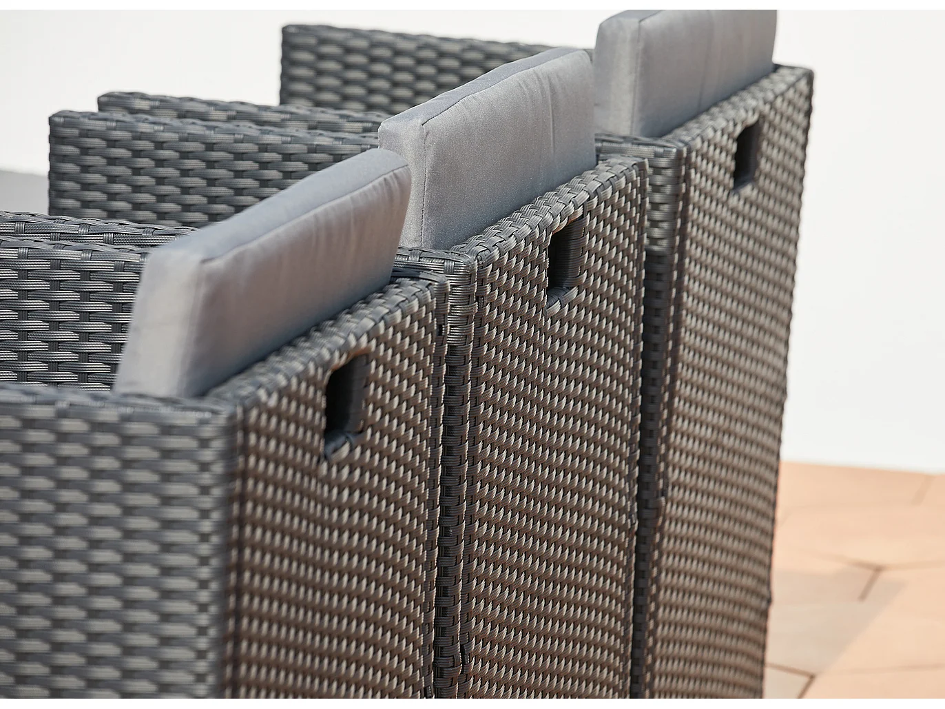 Table et chaises 10 places encastrables en résine noir-gris MIAMI