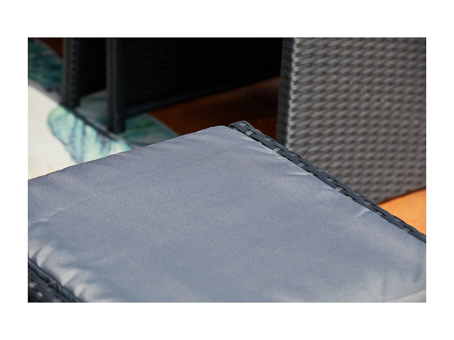 Table et chaises 10 places encastrables en résine noir-gris MIAMI