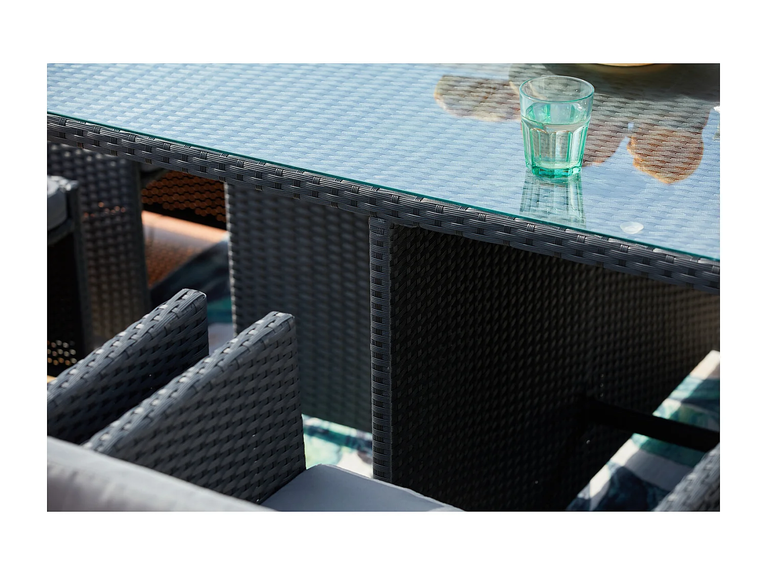 Table et chaises 10 places encastrables en résine noir-gris MIAMI