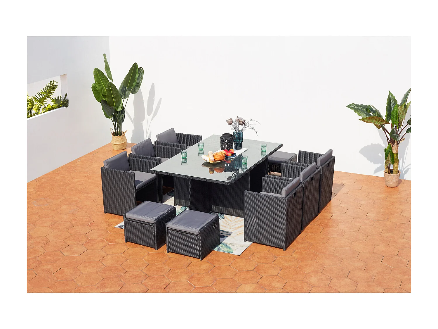 Table et chaises 10 places encastrables en résine noir-gris MIAMI