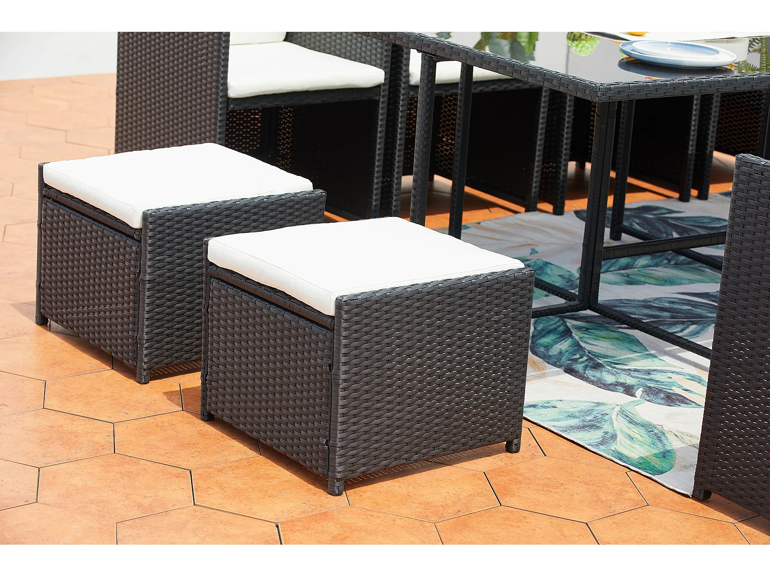 Table et chaises 12 places encastrables résine noir-blanc MIAMI