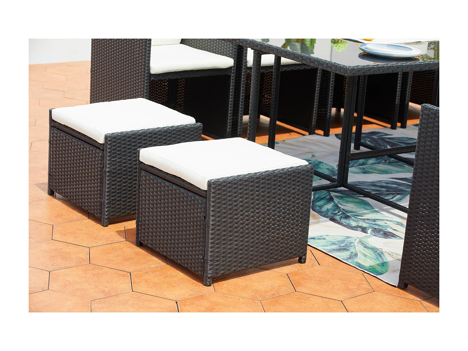 Table et chaises 12 places encastrables résine noir-blanc MIAMI