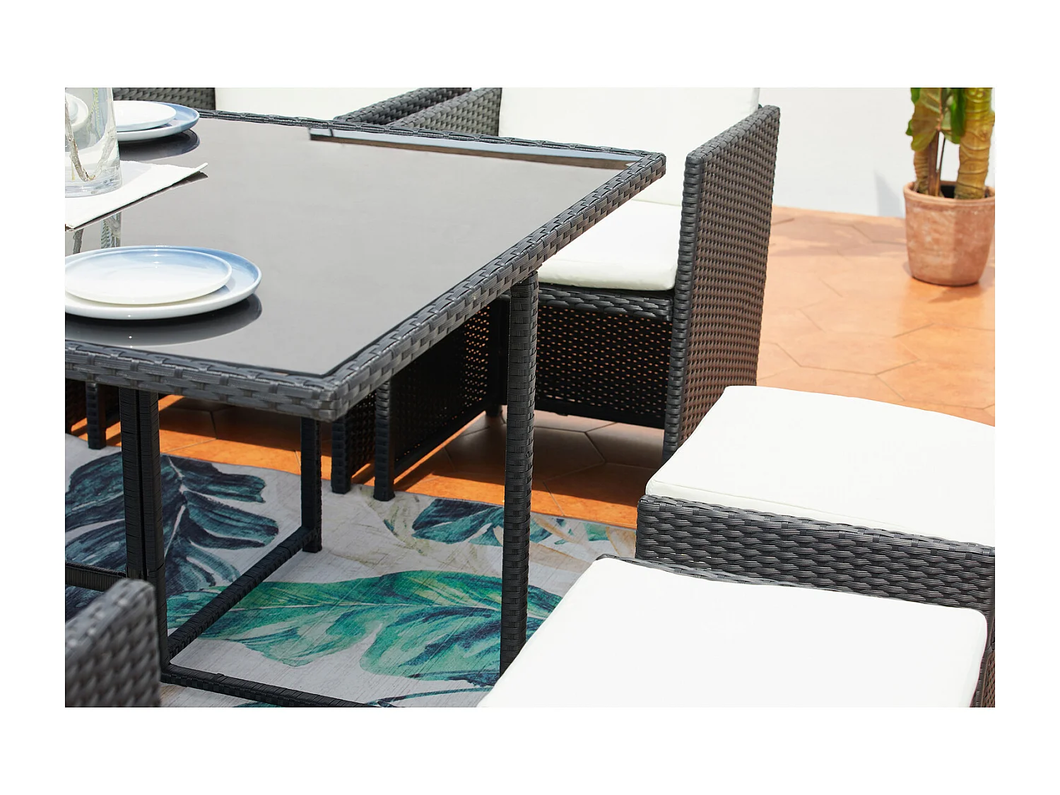 Table et chaises 12 places encastrables résine noir-blanc MIAMI