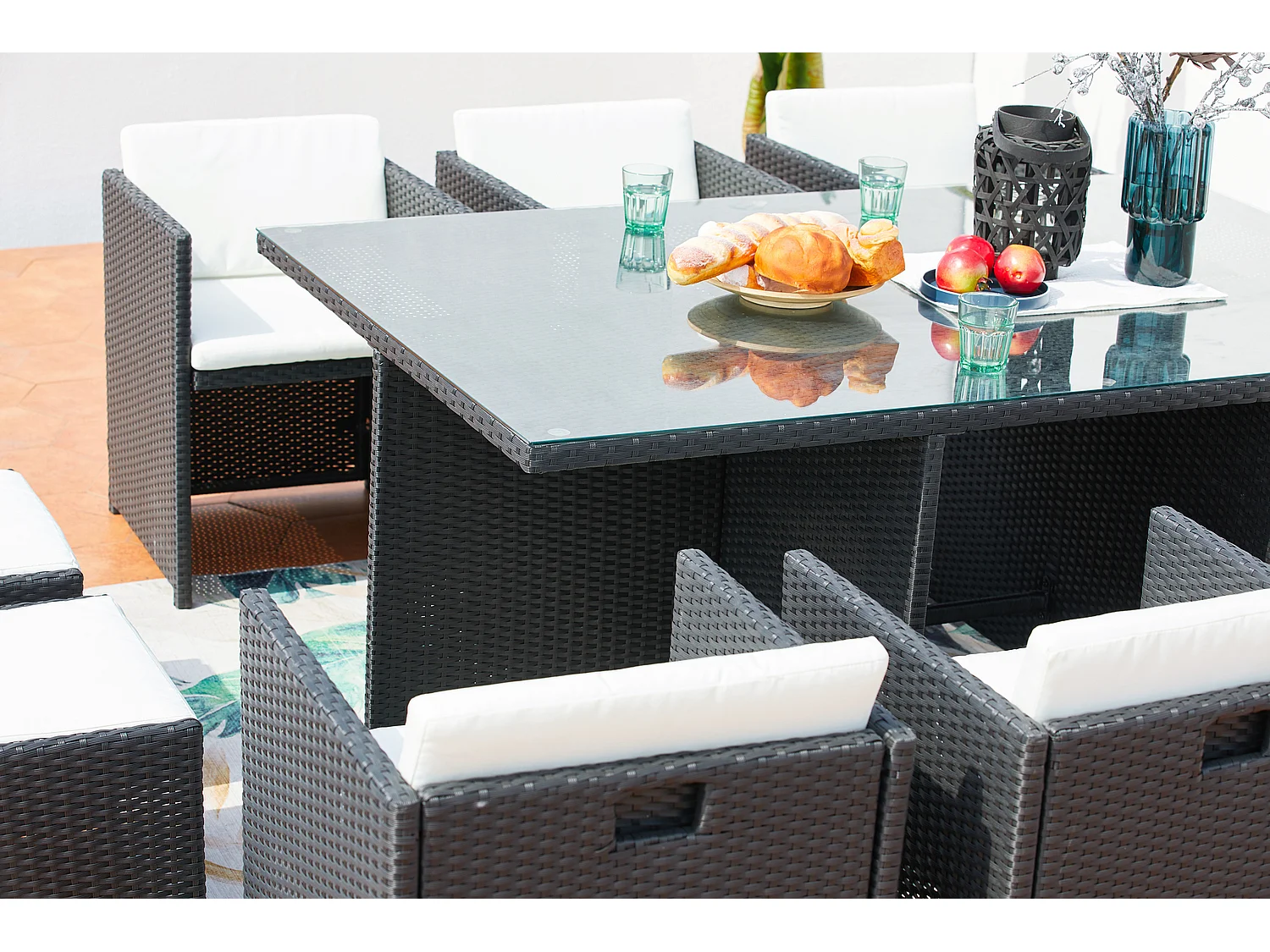 Loungeset 6 Plaatsen van Zwart/Wit Kunststof Rotan MIAMI - Verwijderbare Glazen Tafel - Fauteuils met Waterdichte Kussens