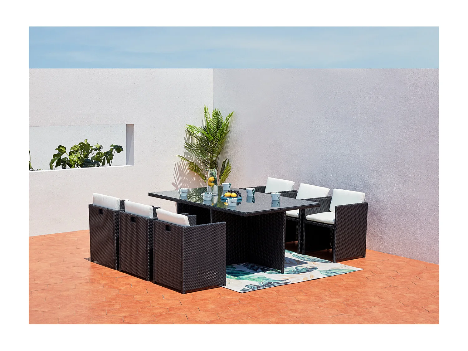 Loungeset 6 Plaatsen van Zwart/Wit Kunststof Rotan MIAMI - Verwijderbare Glazen Tafel - Fauteuils met Waterdichte Kussens