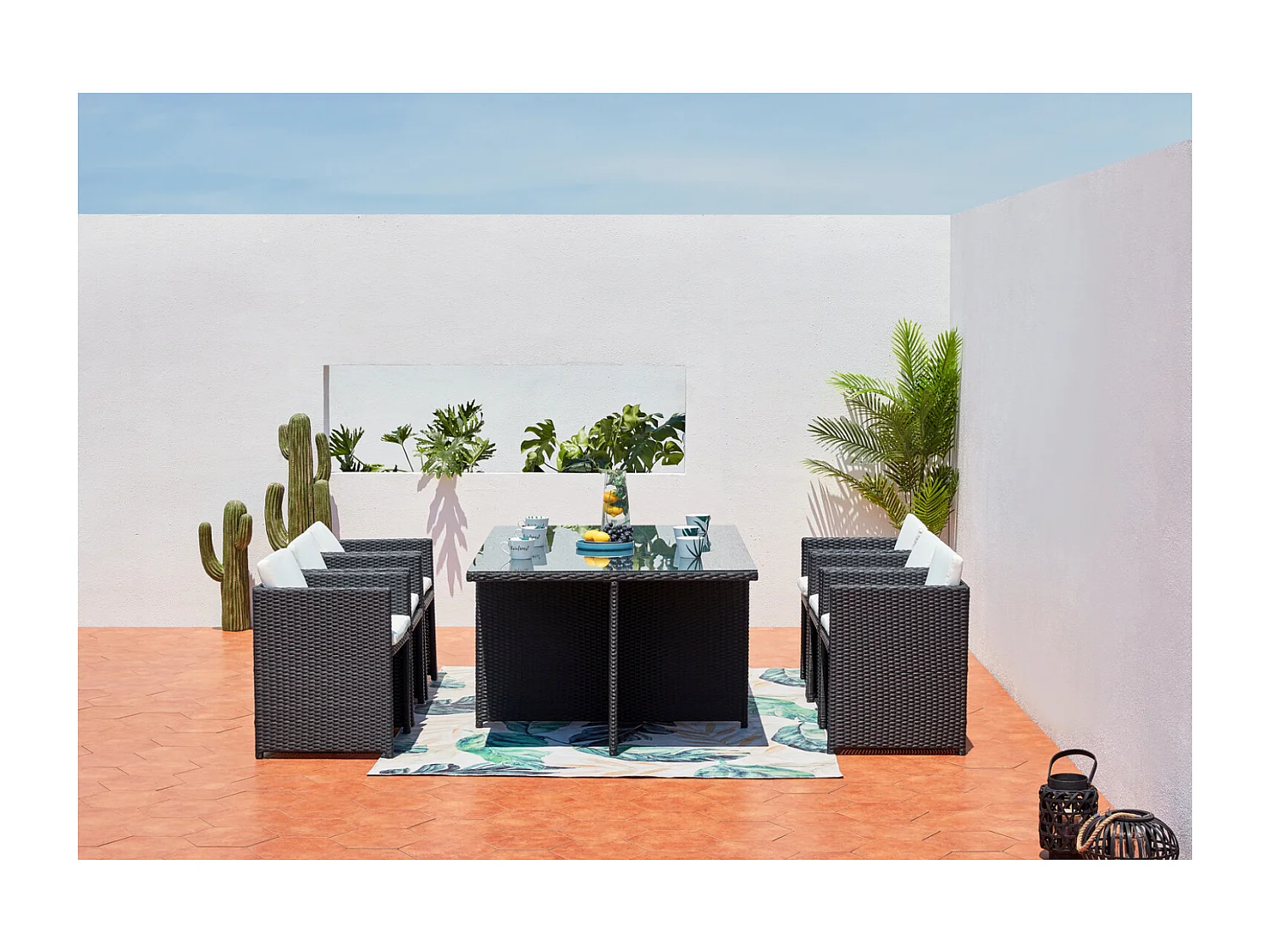 Loungeset 6 Plaatsen van Zwart/Wit Kunststof Rotan MIAMI - Verwijderbare Glazen Tafel - Fauteuils met Waterdichte Kussens