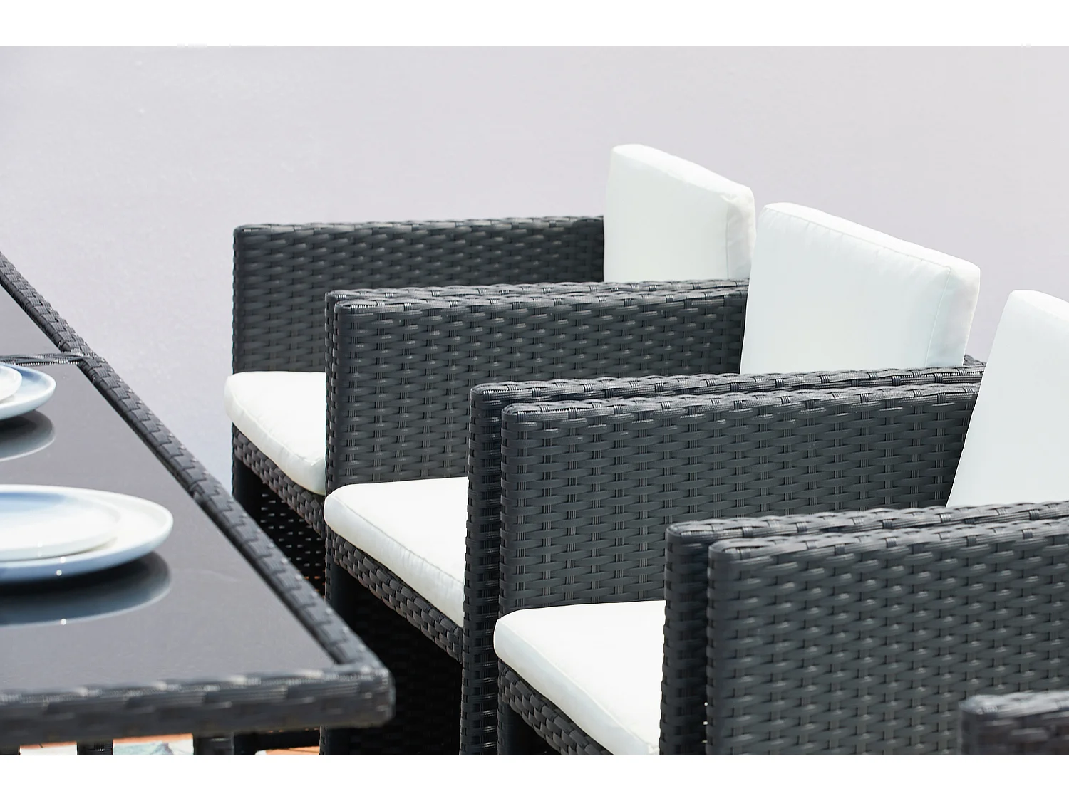 Loungeset 6 Plaatsen van Zwart/Wit Kunststof Rotan MIAMI - Verwijderbare Glazen Tafel - Fauteuils met Waterdichte Kussens