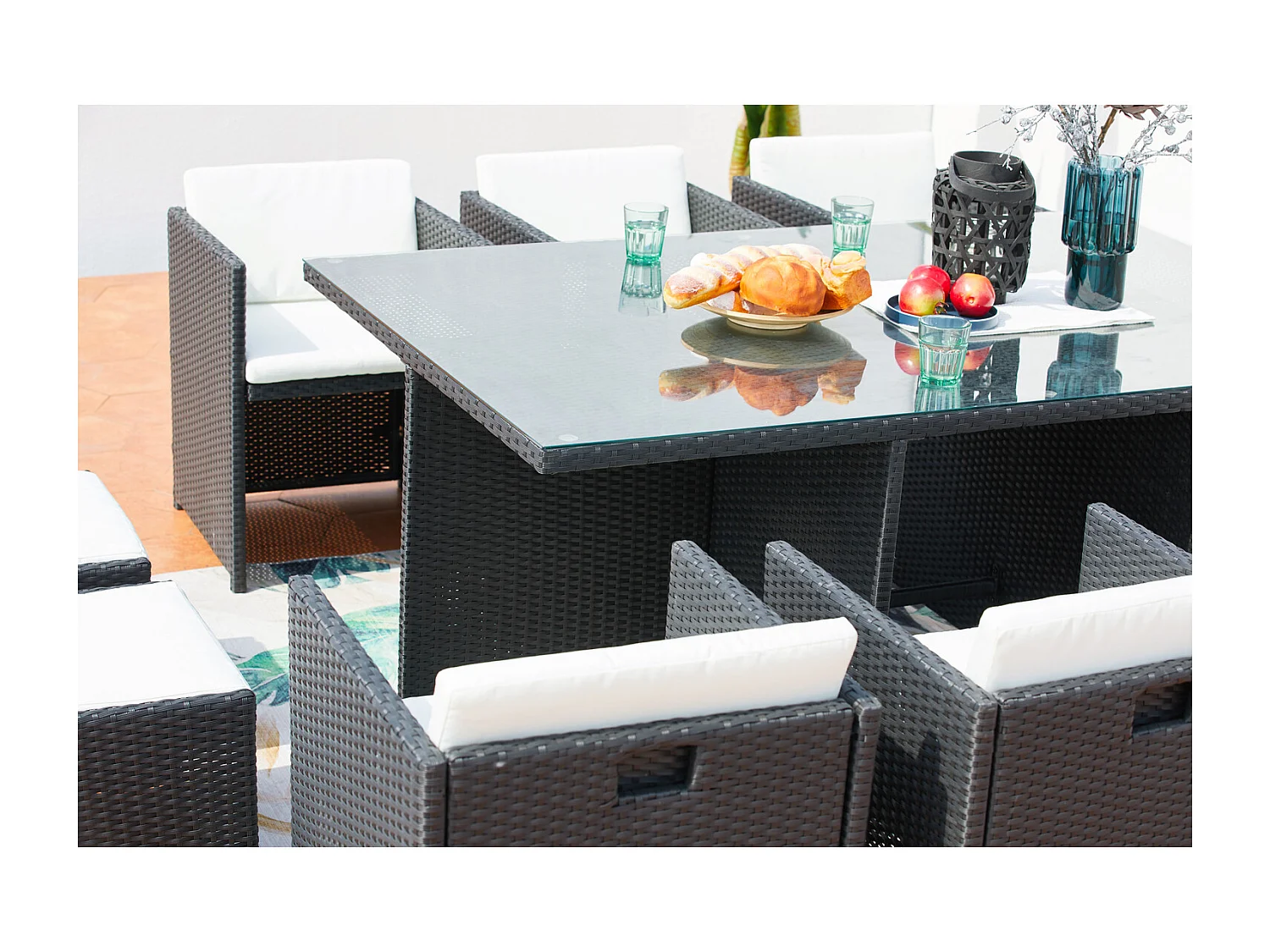 Loungeset 6 Plaatsen van Zwart/Wit Kunststof Rotan MIAMI - Verwijderbare Glazen Tafel - Fauteuils met Waterdichte Kussens