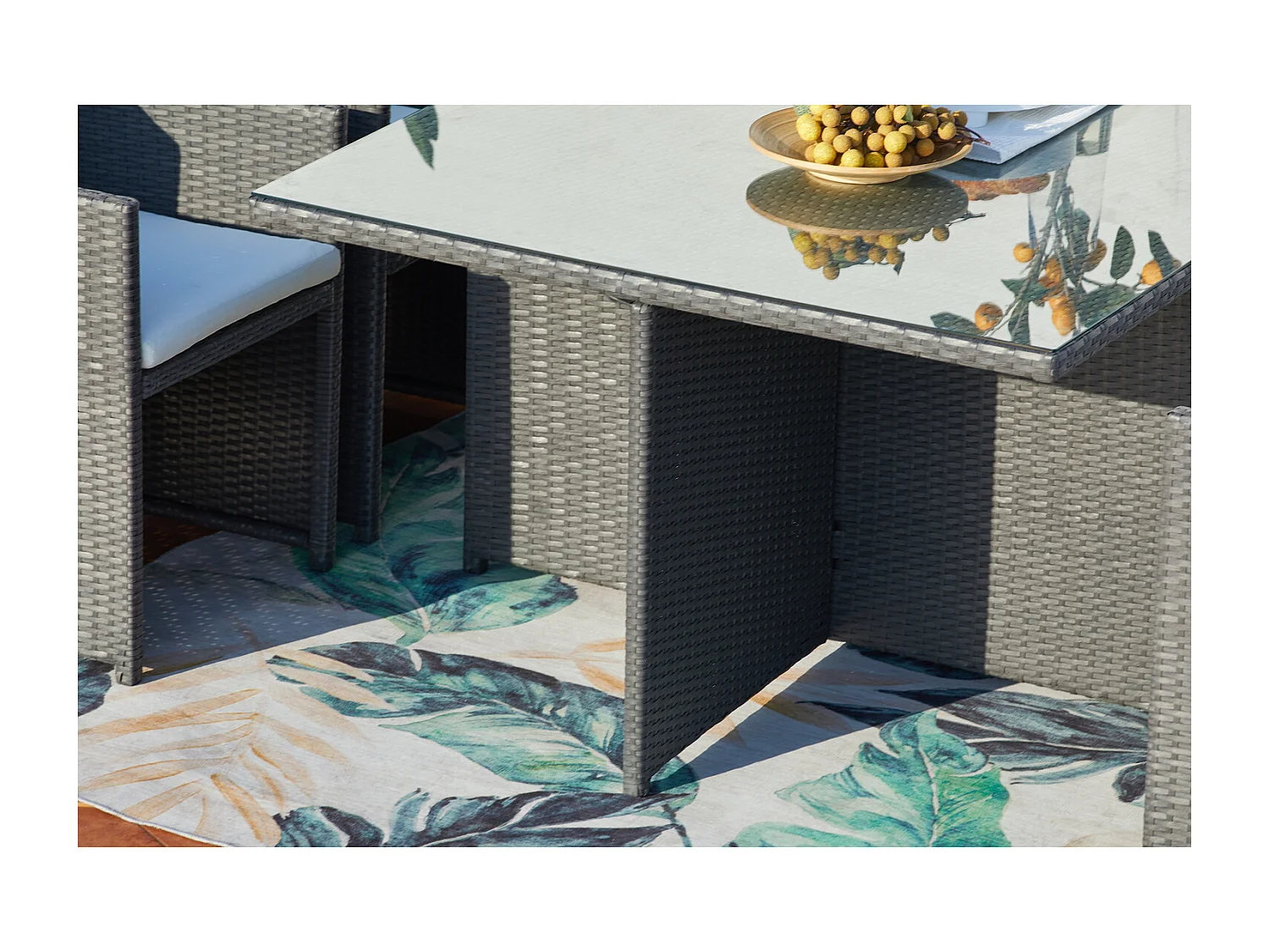 Loungeset 6 Plaatsen van Zwart/Wit Kunststof Rotan MIAMI - Verwijderbare Glazen Tafel - Fauteuils met Waterdichte Kussens